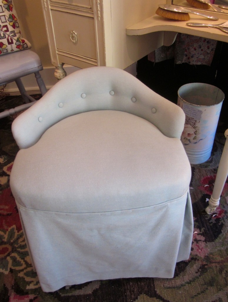 Beautiful Thornton-Smith vanity chair from 1940. Excellent condition. It swivels! $140