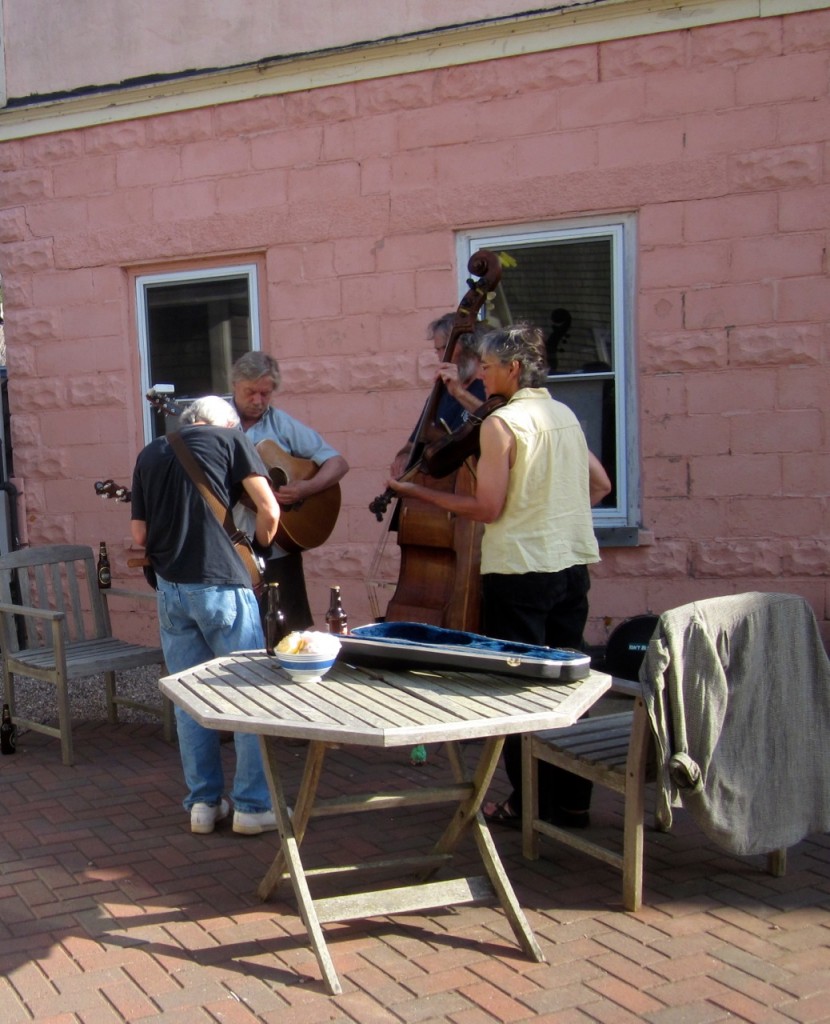 Our regular First Friday musicians: Jim, Geoff. Dave and Alexa playing Bluegrass in front of MNH.